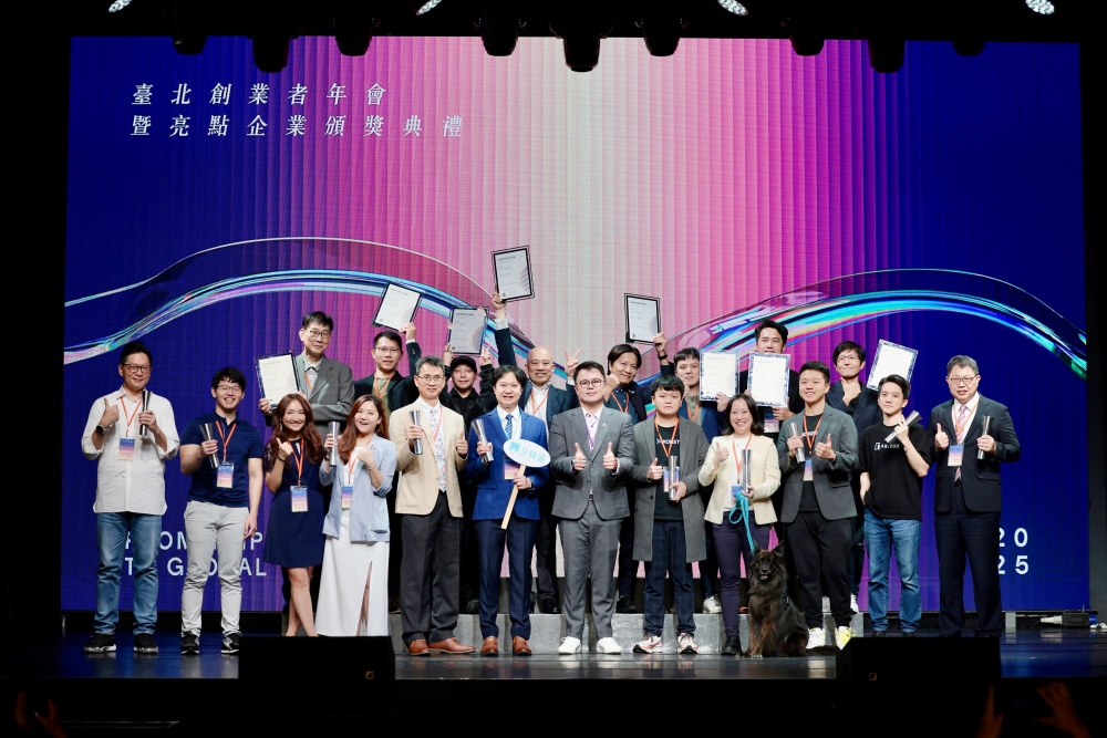 2025 臺北市亮點企業揭曉 展現產業多元樣貌 6 03%E8%87%BA%E5%8C%97%E5%B8%82%E6%94%BF%E5%BA%9C%E7%94%A2%E6%A5%AD%E5%B1%80%E9%99%B3%E4%BF%8A%E5%AE%89%E5%B1%80%E9%95%B7%E8%88%872025%E8%87%BA%E5%8C%97%E5%B8%82%E4%BA%AE%E9%BB%9E%E4%BC%81%E6%A5%AD18%E5%AE%B6%E7%8D%B2%E7%8D%8E%E4%BC%81%E6%A5%AD%E5%90%88%E5%BD%B1