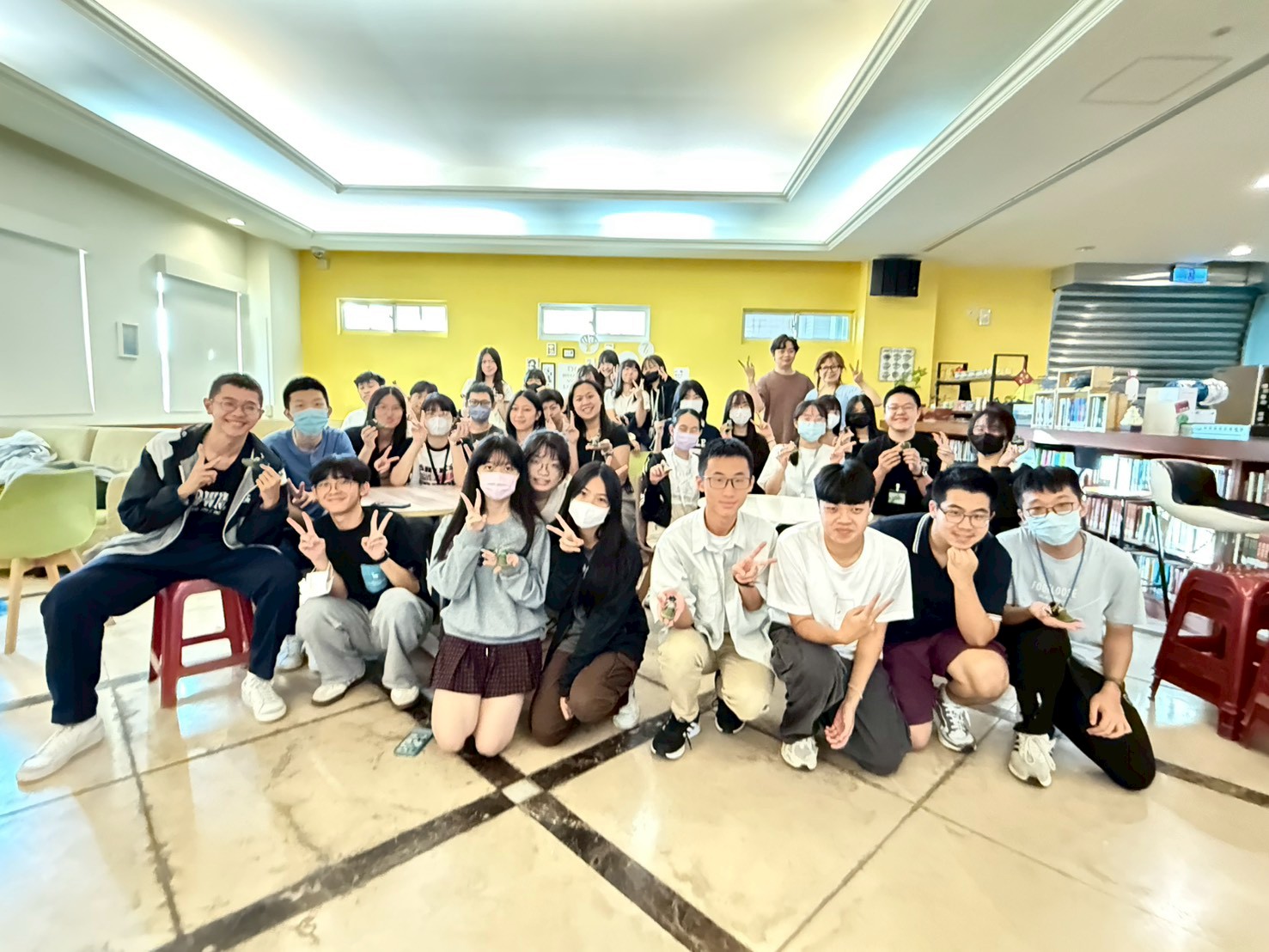 二信高中「有愛關懷」生命課程體驗營啟動小太陽精神 7 LINE ALBUM 1141108%E5%B0%8F%E5%A4%AA%E9%99%BD%E7%A4%BE%E5%8D%80%E5%BF%97%E5%B7%A5%E5%9F%B9%E8%A8%93%E7%87%9F 251108 1