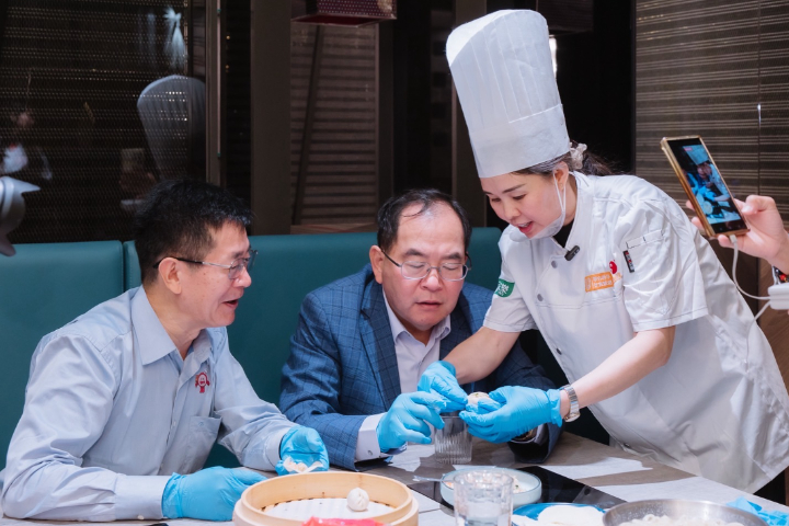 閩台小吃文化交流盛典 兩岸嘉賓齊聚共享美食文化 3 現場沙縣技藝傳承人親自演繹經典「柳葉蒸餃」工法。圖/取自創鑫生機