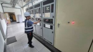 鳳凰颱風來襲 新北市水利局已完成防颱整備 嚴陣以待 4 %E9%87%91%E9%BE%8D%E6%8A%BD%E6%B0%B4%E7%AB%99%E4%BA%BA%E5%93%A1%E9%87%9D%E5%B0%8D%E6%8A%BD%E6%B0%B4%E8%A8%AD%E5%82%99%E7%9A%84%E6%8E%A7%E7%9B%A4%E9%80%B2%E8%A1%8C%E6%AA%A2%E6%9F%A5 300x169 1