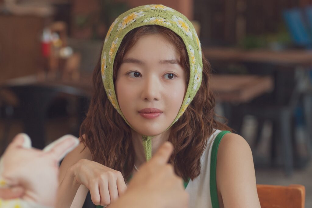 圖：【放飛旅行團】劇照_以【酒鬼都市女人們】圈粉無數的韓善化，成為本片最強笑點與暖心擔當／照片提供：采昌國際多媒體