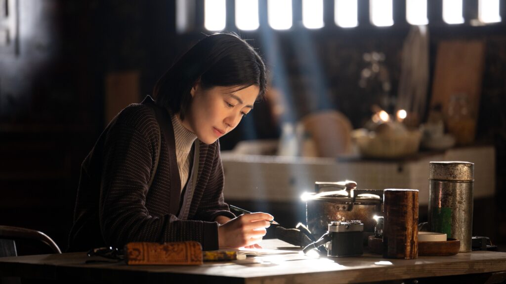 日本名導三宅唱新作【旅與日子】奪盧卡諾最高榮耀金豹獎 4 圖:【旅與日子】劇照-曾在電影【新聞記者】有精湛演出的沈恩敬,此次化身為長住日本的韓籍編劇李