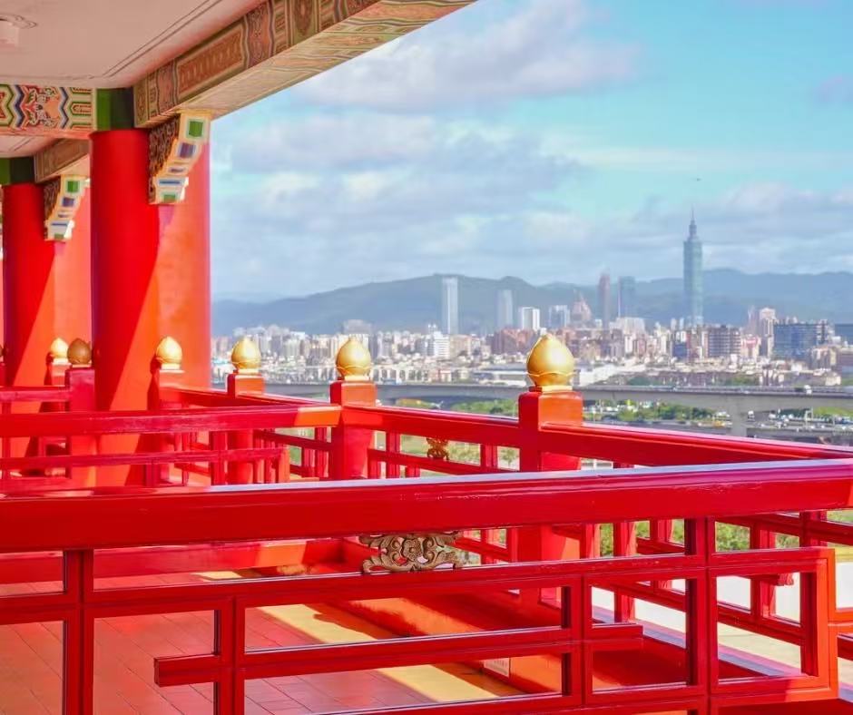 台北圓山大飯店萬元住房專案享總價值21,922元的尊榮之旅，包括東密道文化導覽行程、金龍餐廳宵夜套餐及精緻早餐2客，從早到晚盡享圓山的獨特魅力。圖／圓山大飯店提供