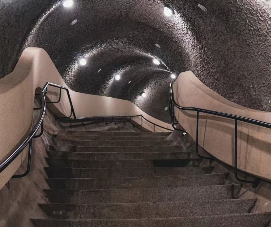 專人導覽帶領走入東密道，探索圓山的歷史軌跡，揭開昔日國賓秘密通道與時光走廊的神秘面紗。圖／圓山大飯店提供