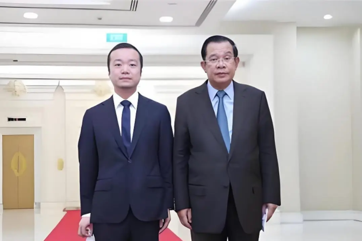 太子集團掌門人陳志（在）在柬埔寨幾能呼風喚雨，圖為其與柬埔寨首相洪森（右）合影。圖／取自搜狐