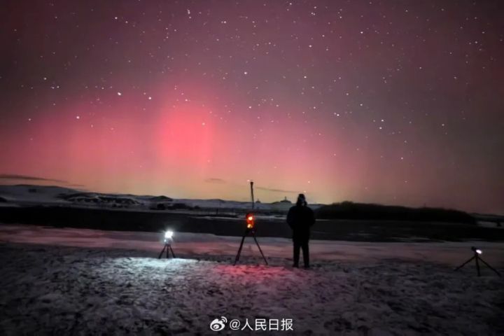 宇宙寄來的粉綠色情書?北京肉眼可見低緯度極光 3 北京懷柔、密雲等北部山區也首次出現肉眼可見的淡粉與淺綠極光。圖/取自人民日報微博