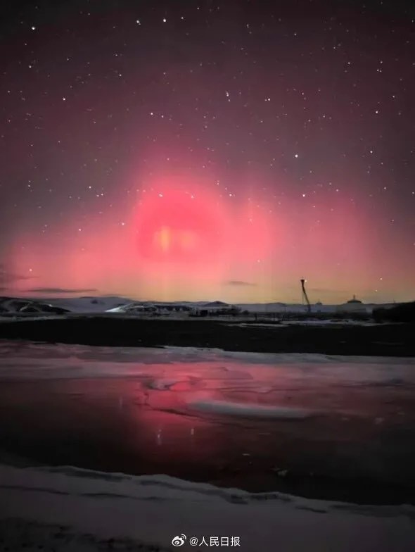 宇宙寄來的粉綠色情書?北京肉眼可見低緯度極光 4 13至15日仍有機會捕捉殘餘極光。圖/取自人民日報微博