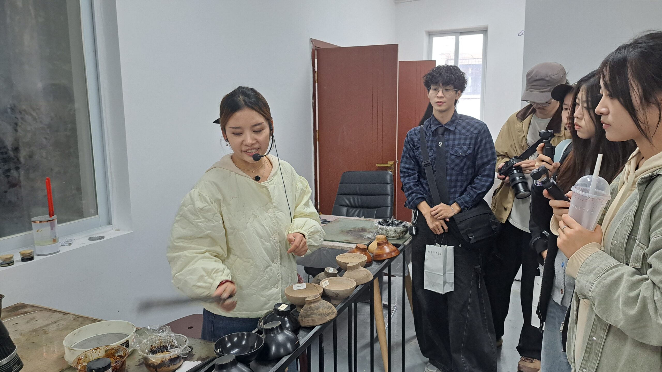 第八屆兩岸大學生創意短視頻創作比賽在成都開拍 5 在成都漆器廠的教學坊,非遺傳人張明珠向兩岸大學生介紹漆器製作工序。圖/記者宋秉忠攝