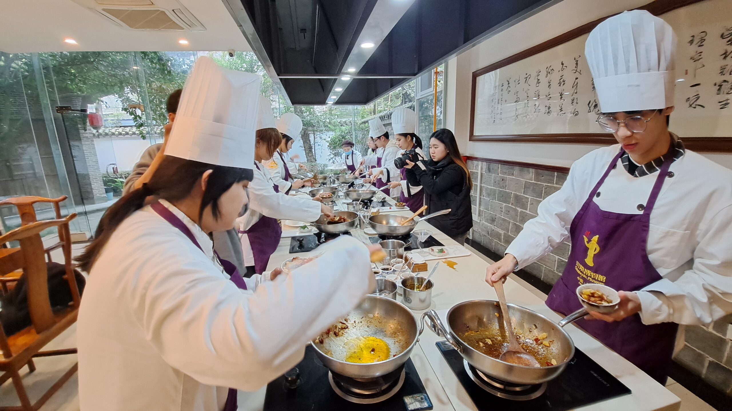 第八屆兩岸大學生創意短視頻創作比賽在成都開拍 6 從來沒下過廚房的大學生在成都川菜博物館學做「宮保雞丁」。圖/記者宋秉忠攝