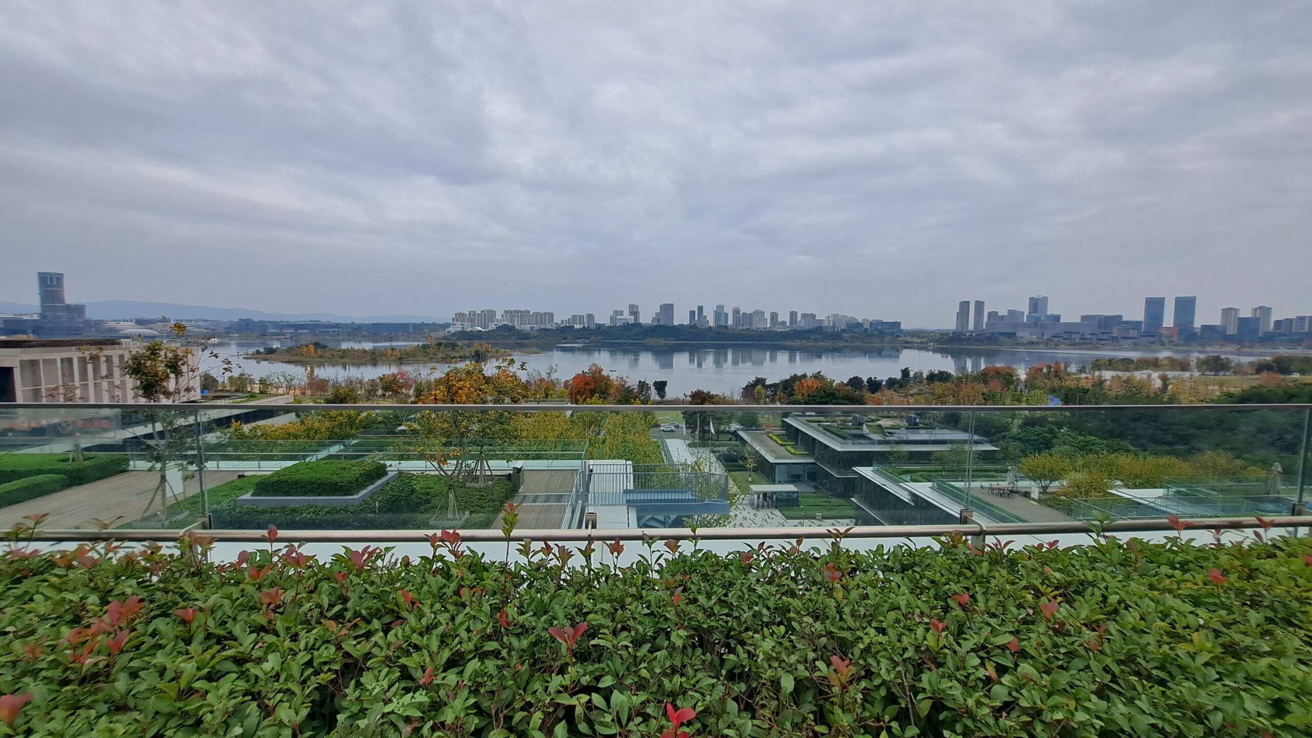 「三個和尚沒水喝」已是過去式 大陸眾多系統工程正在改變世界 例如高鐵 7 中國建築集團在成都興隆湖畔打造西南最大的綠建築。圖/記者宋秉忠攝