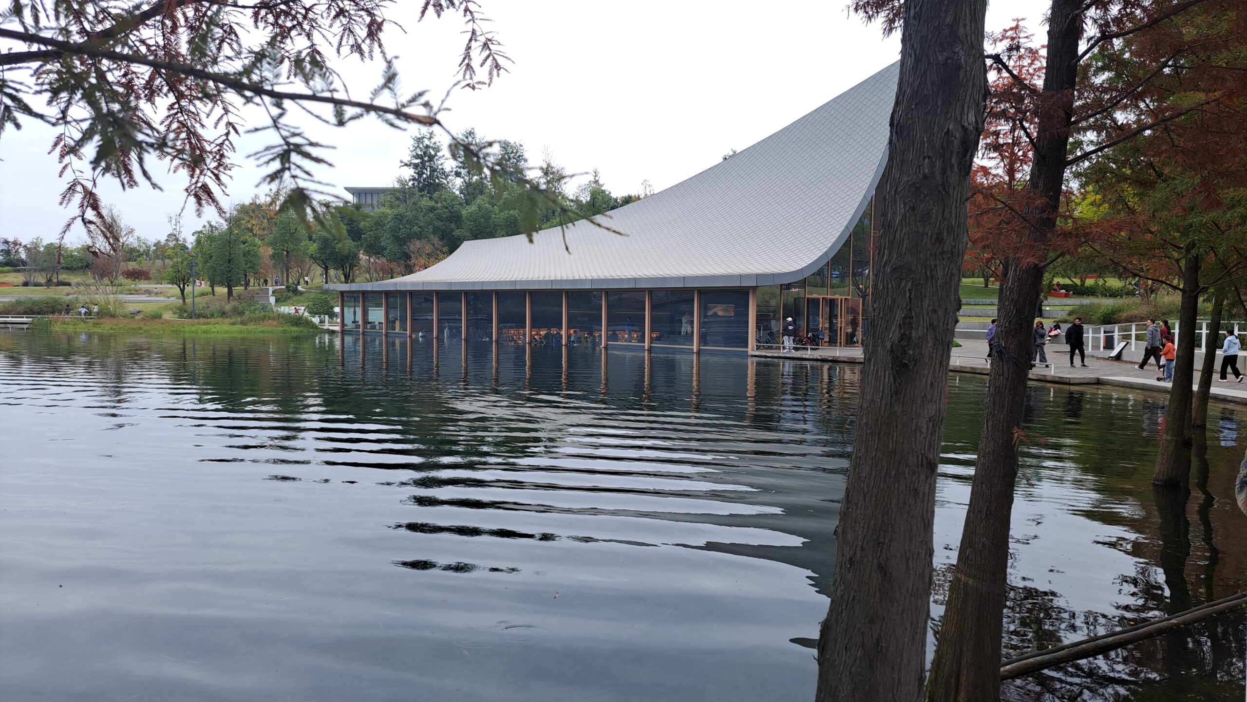 「三個和尚沒水喝」已是過去式 大陸眾多系統工程正在改變世界 例如高鐵 8 興隆湖畔的水下書屋,目前已是成都熱門的打卡景點。圖/記者宋秉忠攝