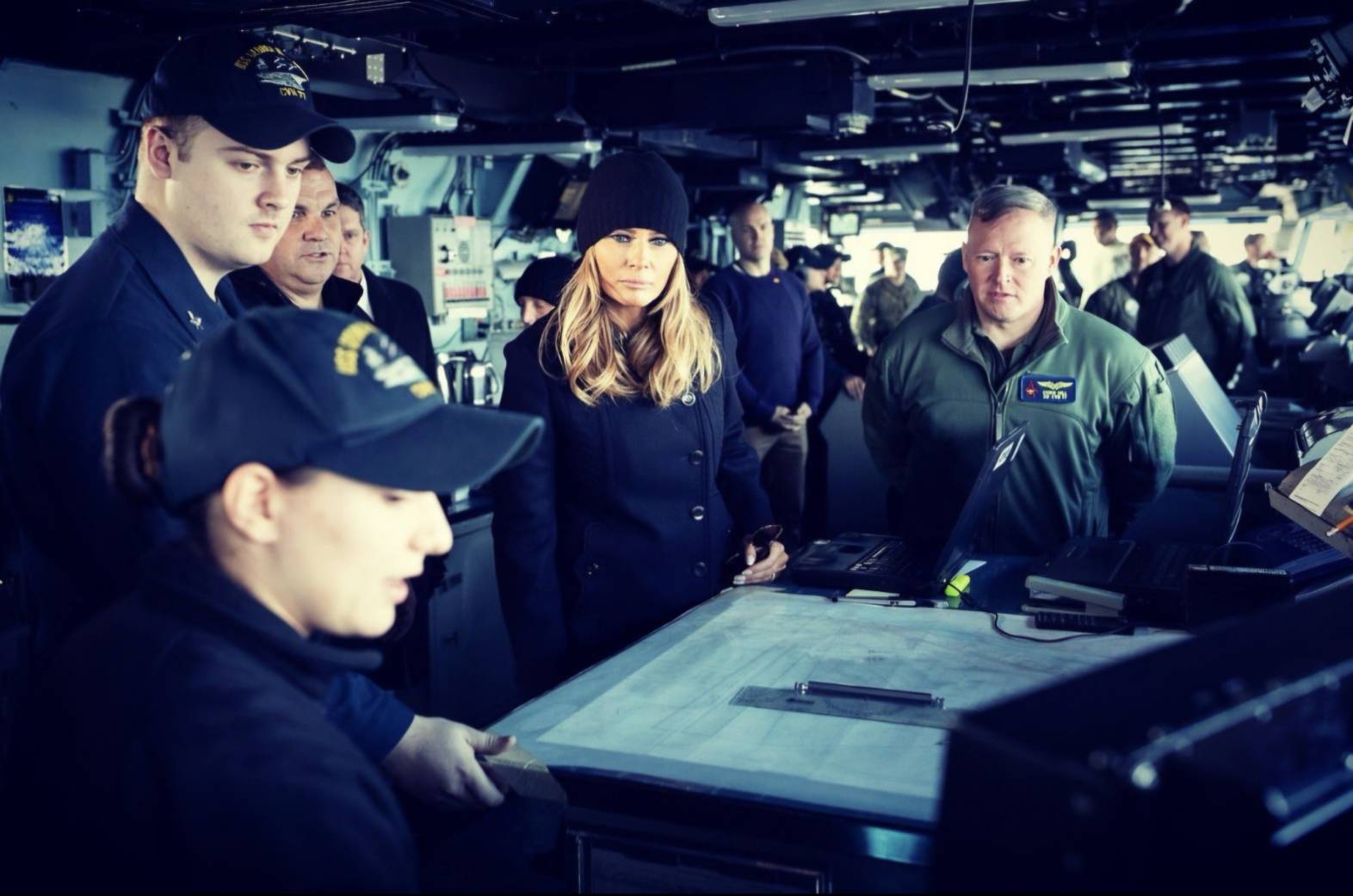 共軍整肅 vs. 美軍改革 《紐約時報》:美中軍事重塑路徑大不同 7 美國第一夫人梅蘭妮尼(中)陪總統川普前往維吉尼亞州諾福克(Norfolk),出席海軍建軍250周年慶典,並觀看船上作業。圖/取自MELANIA TRUMP X