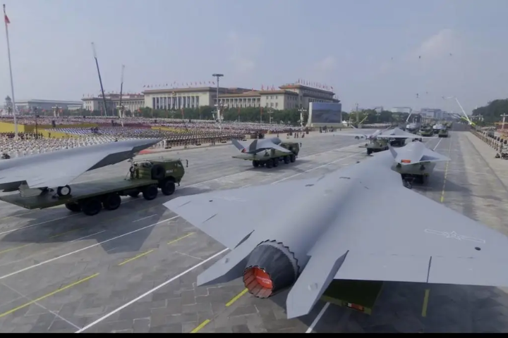 共軍整肅 vs. 美軍改革 《紐約時報》:美中軍事重塑路徑大不同 8 今年抗戰80周年,大陸在九三閱兵時展示了數款新型作戰無人機,讓美國憂心。圖/取自搜狐