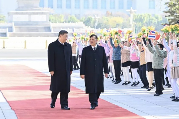 泰國王首訪陸稱「泰中如兄弟」 習近平:是真正的好親戚、好朋友 4 習近平上午在人民大會堂東門外廣場為瓦吉拉隆功舉行歡迎儀式。圖/取自新華社