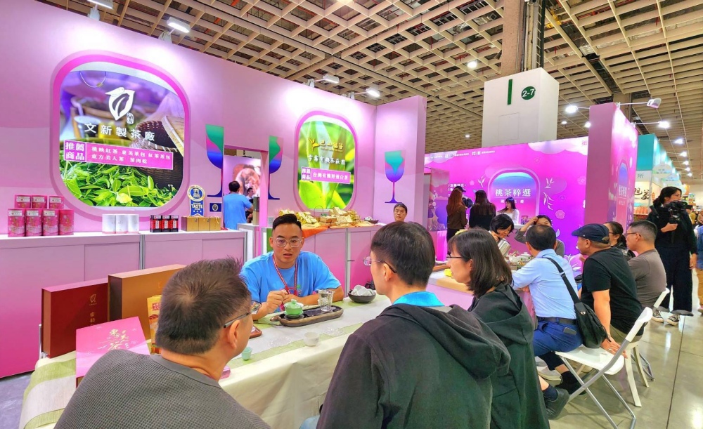 「桃園好茶」插旗臺灣國際茶博會 5大茶香主題迎世界旅人 6 03%E6%96%87%E6%96%B0%E8%A3%BD%E8%8C%B6%E5%BB%A0%E5%BB%A0%E9%95%B7%E9%8D%BE%E6%89%BF%E6%B3%B0%E4%B8%AD%E4%BB%8B%E7%B4%B9%E6%A1%83%E5%9C%92%E5%A5%BD%E8%8C%B6