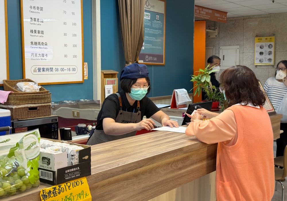 馬偕喜樂工作坊 讓身心障礙者重新找回自己! 3 01%E9%A1%A7%E5%AE%A2%E5%9C%A8%E6%AB%83%E6%AA%AF%E5%89%8D%E6%BA%96%E5%82%99%E9%BB%9E%E9%A4%90%E5%93%A1%E5%B7%A5%E7%86%9F%E7%B7%B4%E6%93%8D%E4%BD%9C%E9%BB%9E%E9%A4%90%E6%A9%9F%E5%8F%B0 1