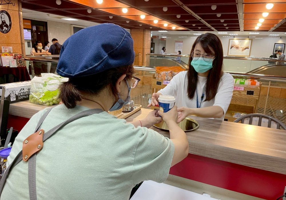 馬偕喜樂工作坊 讓身心障礙者重新找回自己! 4 02%E9%A4%90%E9%BB%9E%E5%AE%8C%E6%88%90%E5%BE%8C%E8%A6%AA%E6%89%8B%E4%BA%A4%E7%B5%A6%E9%A1%A7%E5%AE%A2%E8%83%BD%E8%81%BD%E8%A6%8B%E4%B8%80%E5%8F%A5%E8%AC%9D%E8%AC%9D%E5%B0%8D%E5%93%A1%E5%B7%A5%E4%BE%86%E8%AA%AA%E9%83%BD%E6%98%AF%E9%BC%93%E5%8B%B5