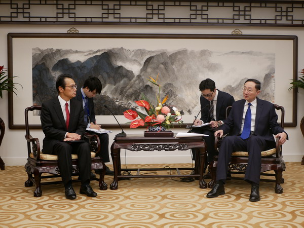 中國外交副部長孫衛東（右）13日深夜召見日本駐北京大使金杉憲治（左），對高市言論提出抗議，並要求撤回。圖為過去兩人碰面。圖／取自澎湃新聞