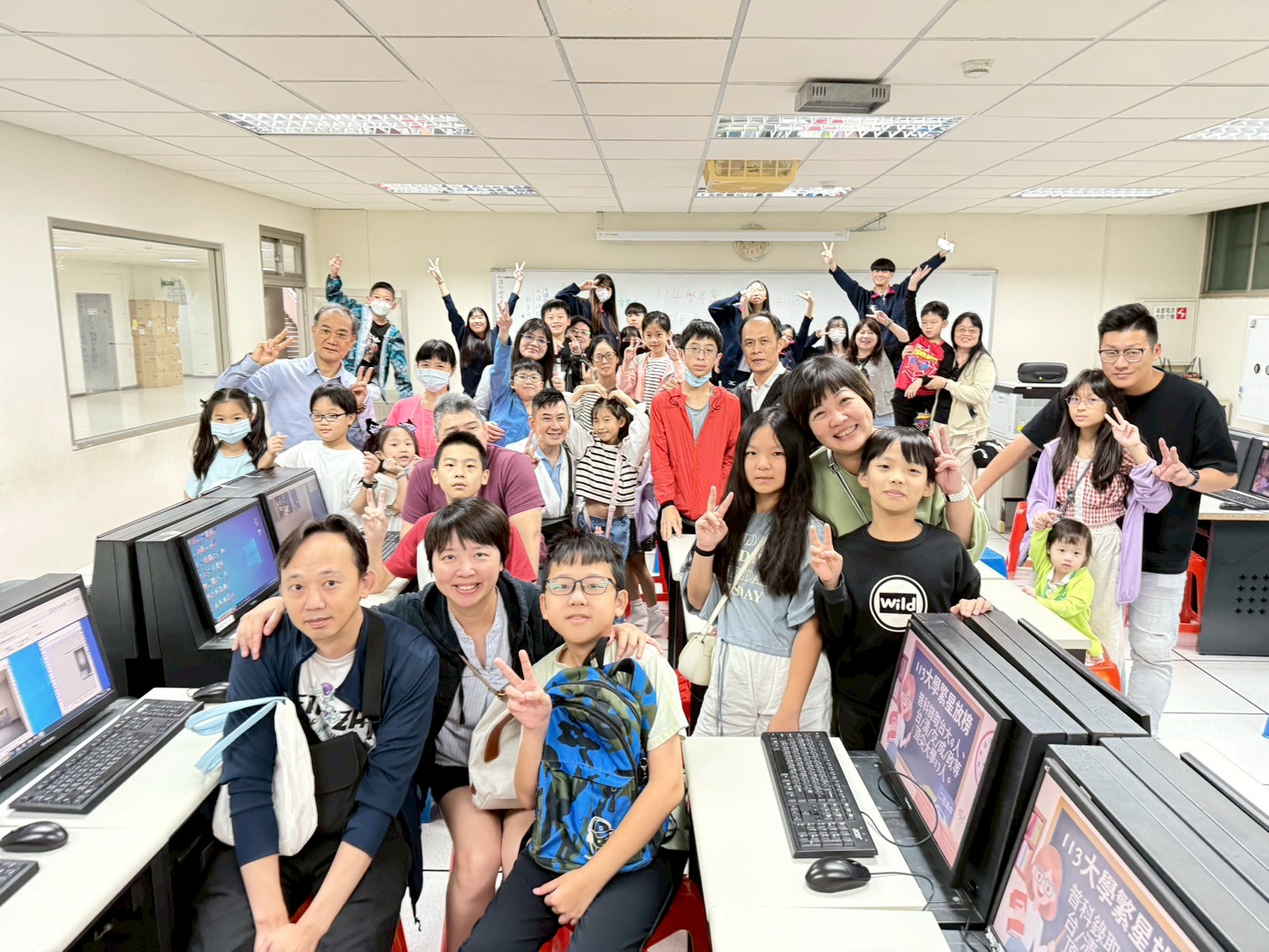 二信高中舉辦5GVR跨域體驗課程 親子共學場面溫馨熱絡 9 LINE ALBUM 1141115 5GVR%E8%B7%A8%E5%9F%9F%E7%A7%91%E6%8A%80%E9%AB%94%E9%A9%97 251115 9