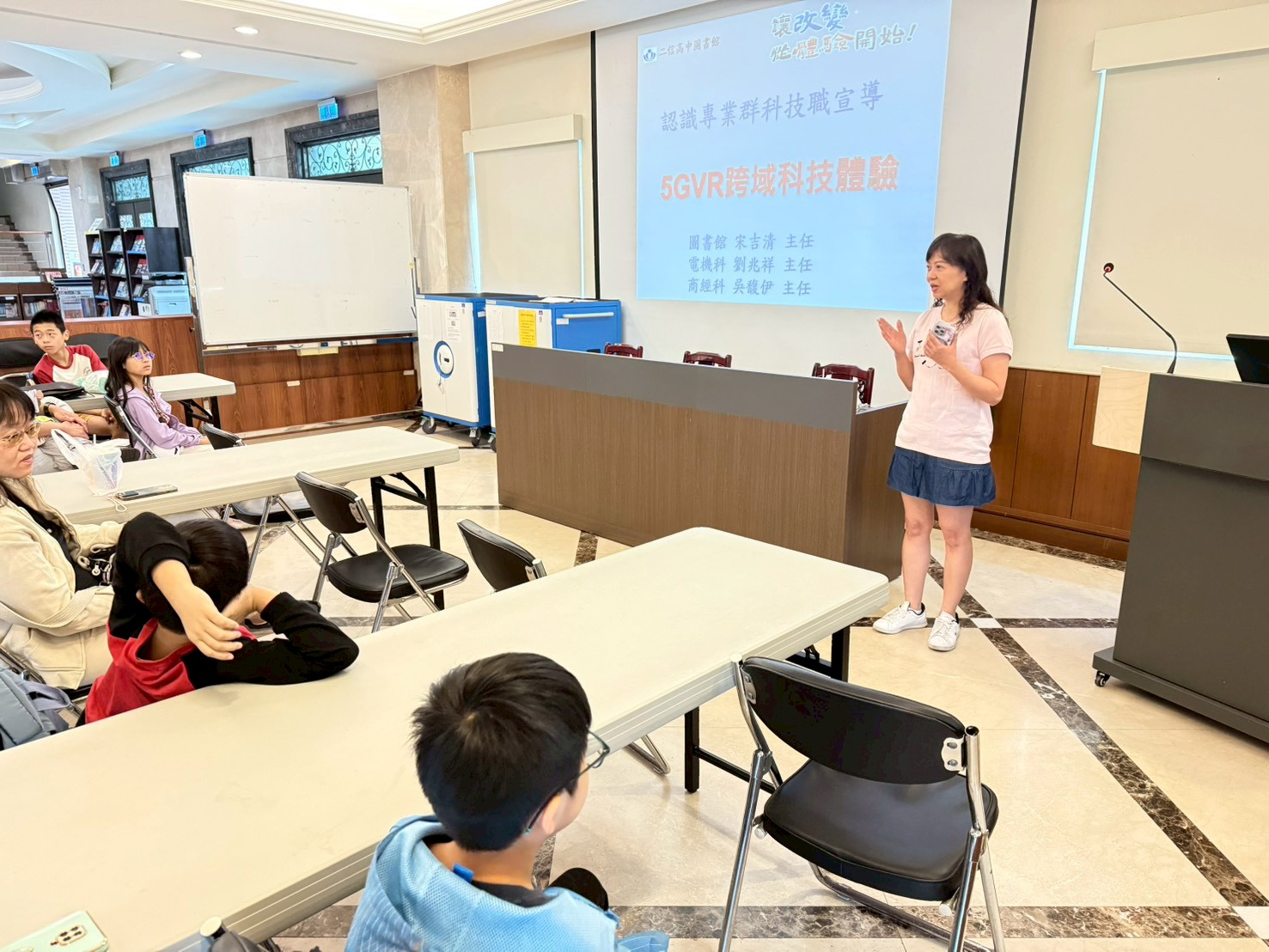 二信高中舉辦5GVR跨域體驗課程 親子共學場面溫馨熱絡 11 LINE ALBUM 1141115 5GVR%E8%B7%A8%E5%9F%9F%E7%A7%91%E6%8A%80%E9%AB%94%E9%A9%97 251115 2