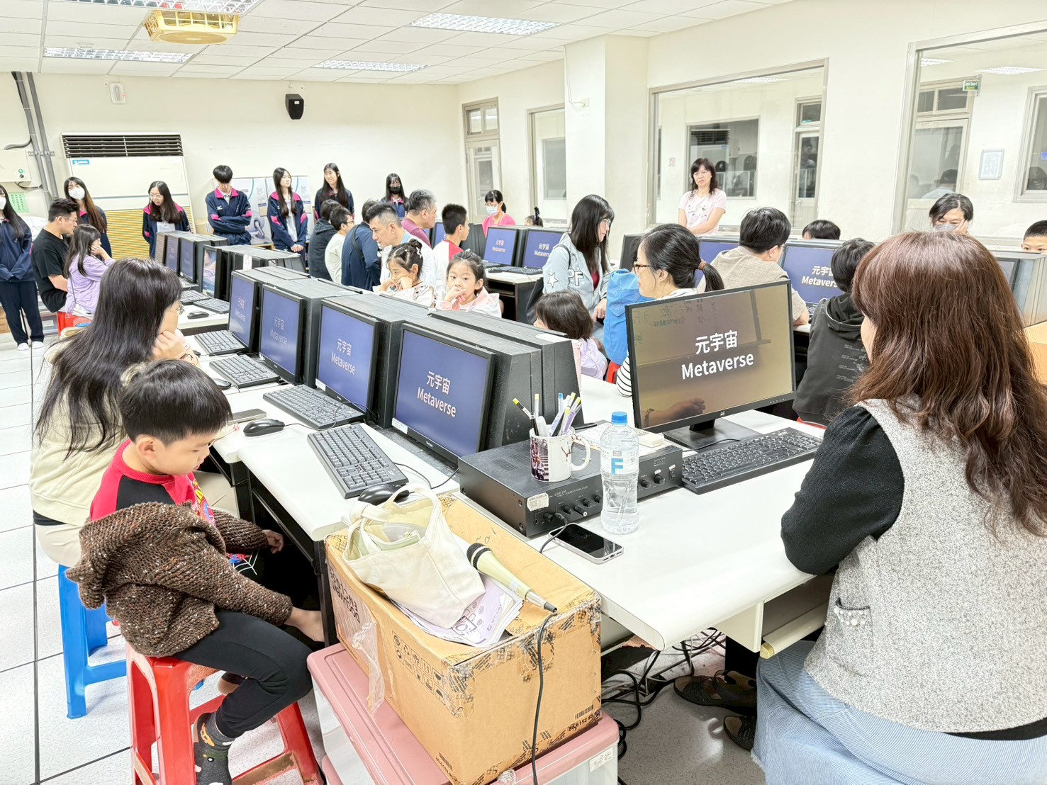 二信高中舉辦5GVR跨域體驗課程 親子共學場面溫馨熱絡 12 LINE ALBUM 1141115 5GVR%E8%B7%A8%E5%9F%9F%E7%A7%91%E6%8A%80%E9%AB%94%E9%A9%97 251115 5