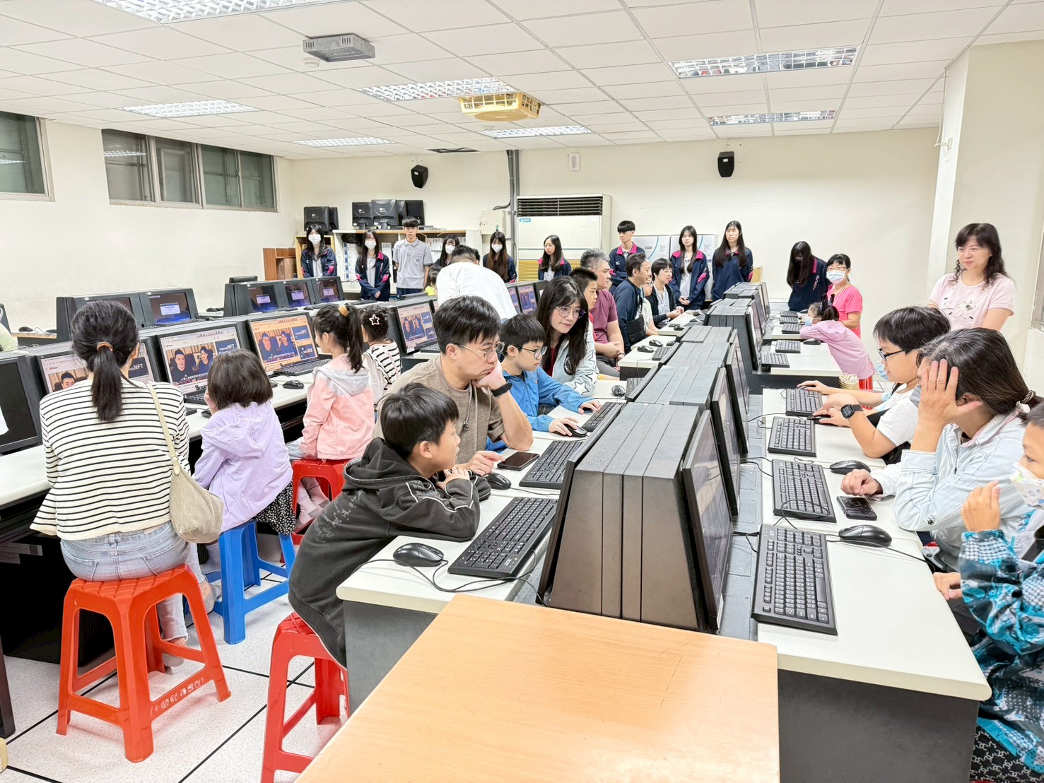 二信高中舉辦5GVR跨域體驗課程 親子共學場面溫馨熱絡 13 LINE ALBUM 1141115 5GVR%E8%B7%A8%E5%9F%9F%E7%A7%91%E6%8A%80%E9%AB%94%E9%A9%97 251115 3