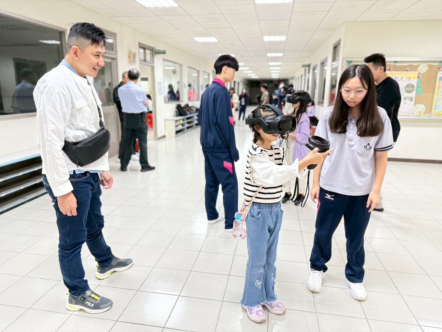 二信高中舉辦5GVR跨域體驗課程 親子共學場面溫馨熱絡 14 LINE ALBUM 1141115 5GVR%E8%B7%A8%E5%9F%9F%E7%A7%91%E6%8A%80%E9%AB%94%E9%A9%97 251115 8