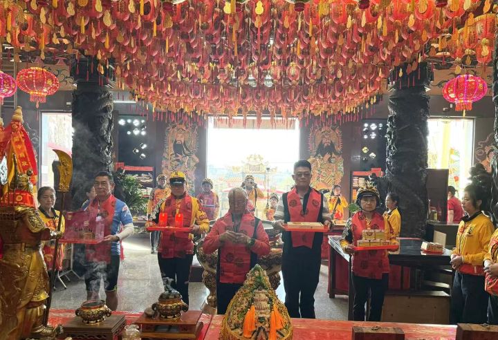 從新竹新豐文財福德宮到三峽廣行宮 騎行隊車行近百公里 貫穿七座關帝廟 5 騎行隊抵達新豐文財福德宮,張瓊山主委(中)上香祈福。圖/張蔭泉攝