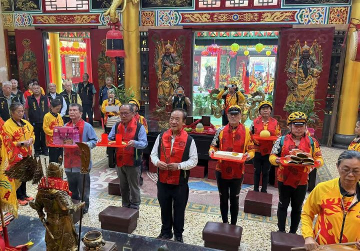 從新竹新豐文財福德宮到三峽廣行宮 騎行隊車行近百公里 貫穿七座關帝廟 6 騎行隊抵達楊梅奉天宮,溫國臺董事長(中)上香祈福。圖/張蔭泉攝
