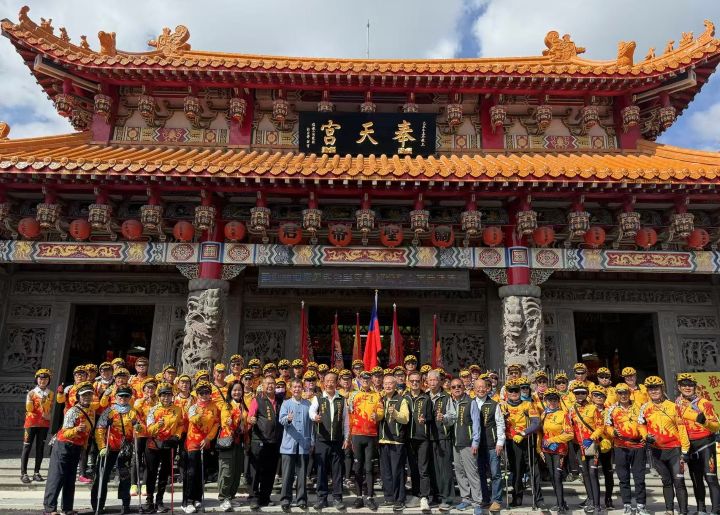 從新竹新豐文財福德宮到三峽廣行宮 騎行隊車行近百公里 貫穿七座關帝廟 7 楊梅奉天宮全體合影。圖/張蔭泉攝