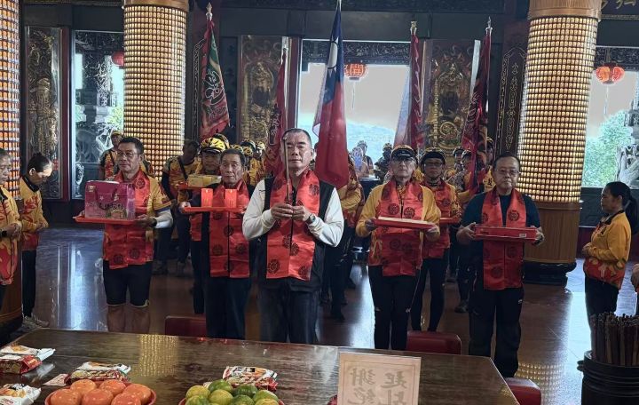 從新竹新豐文財福德宮到三峽廣行宮 騎行隊車行近百公里 貫穿七座關帝廟 8 關聖帝君赤兔鐵馬環台騎行隊抵達明倫三聖宮陳明仁總幹事(中)擔任祈福官,游同人理事長(後排右二)陪祈,祈望車隊一路順行。圖/張蔭泉攝