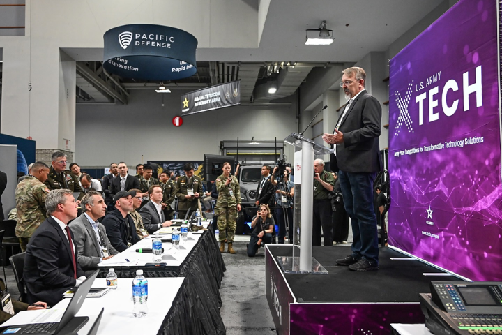 美軍被國防承包商「當盤子」!陸軍部長曝黑鷹零件造價470元賣逾140萬 2 美國陸軍部長德里斯克(左)正仔細聆聽美軍火承包商介紹相關武器。圖/取自Secretary of the Army FB