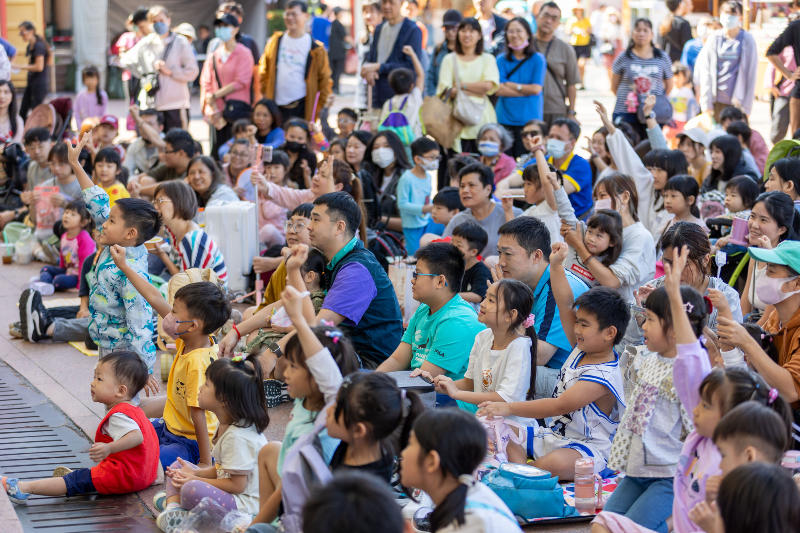 童樂馬戲揭開歡樂篇章 親子齊聚共度快樂時光 4 %E7%AB%A5%E6%A8%82%E9%A6%AC%E6%88%B2%E5%98%89%E5%B9%B4%E8%8F%AF%E6%96%BC%E6%96%B0%E5%8C%97%E5%B8%82%E5%B8%82%E6%B0%91%E5%BB%A3%E5%A0%B4%E7%99%BB%E5%A0%B4 scaled 1