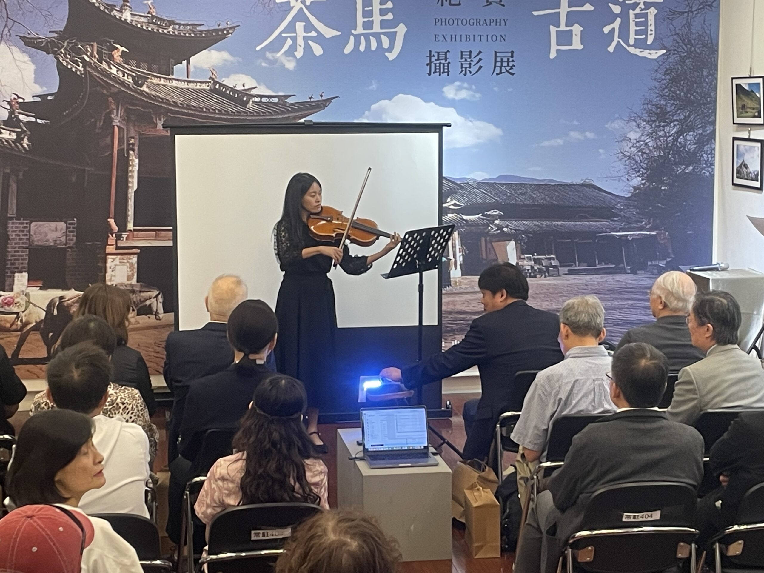 15日開幕前現場有音樂家進行提琴演奏給來賓欣賞。圖/記者洪子苓攝