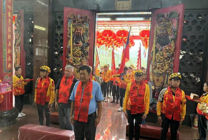 【有片】從三峽啟行至礁溪騎行隊行經北宜九彎十八拐 奮力前行無畏懼 5 環台騎行隊抵達坪林協德宮,花雲雄主委(中)祈求全台騎行平安順利。圖/張蔭泉攝