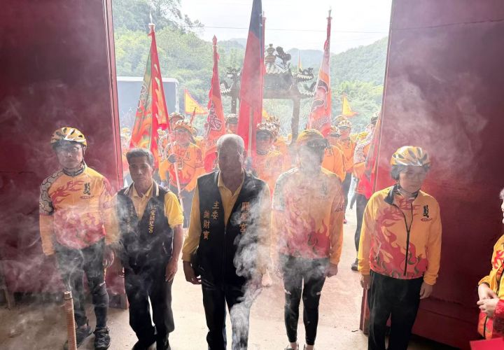 【有片】從三峽啟行至礁溪騎行隊行經北宜九彎十八拐 奮力前行無畏懼 6 騎行隊抵坪林山林關聖宮謝財寶主委祈求關公天佑全台,現場香火燎繞。圖/張蔭泉攝