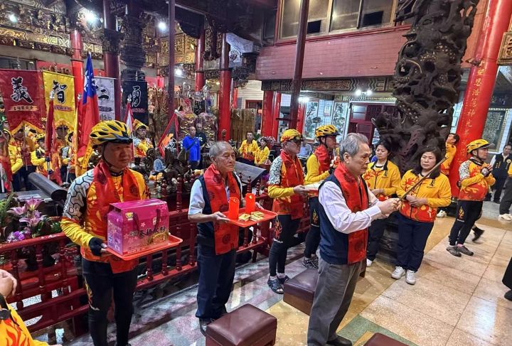 【有片】從三峽啟行至礁溪騎行隊行經北宜九彎十八拐 奮力前行無畏懼 7 騎行隊抵達礁溪協天廟,李清林主委(前)祈求家邦永寧 。圖/張蔭泉攝