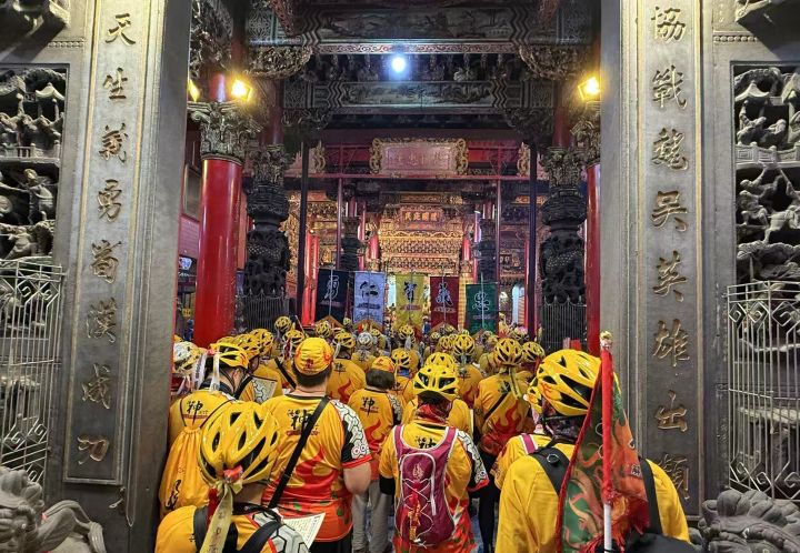 【有片】從三峽啟行至礁溪騎行隊行經北宜九彎十八拐 奮力前行無畏懼 8 各騎隊騎手,整齊一致向關聖帝君祈福。圖/張蔭泉攝