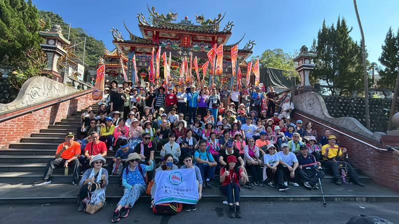 2025%E8%B5%B0%E8%B7%AF%E7%AF%80%E7%9C%BE%E4%BA%BA%E6%96%BC%E5%A4%A7%E6%BA%AA%E5%8D%80%E6%B0%B8%E7%A6%8F%E9%87%8C%E9%BE%8D%E5%B1%B1%E5%AF%BA%E5%89%8D%E5%90%88%E5%BD%B1