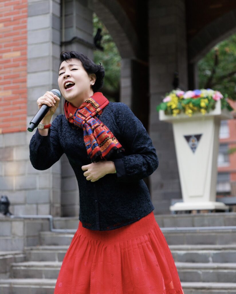 國北教大130週年校慶舉行點燈祈福 15米聖誕樹亮相 簡文秀領唱〈平安夜〉增添溫馨氛圍 4 S 31465643 824x1024 1