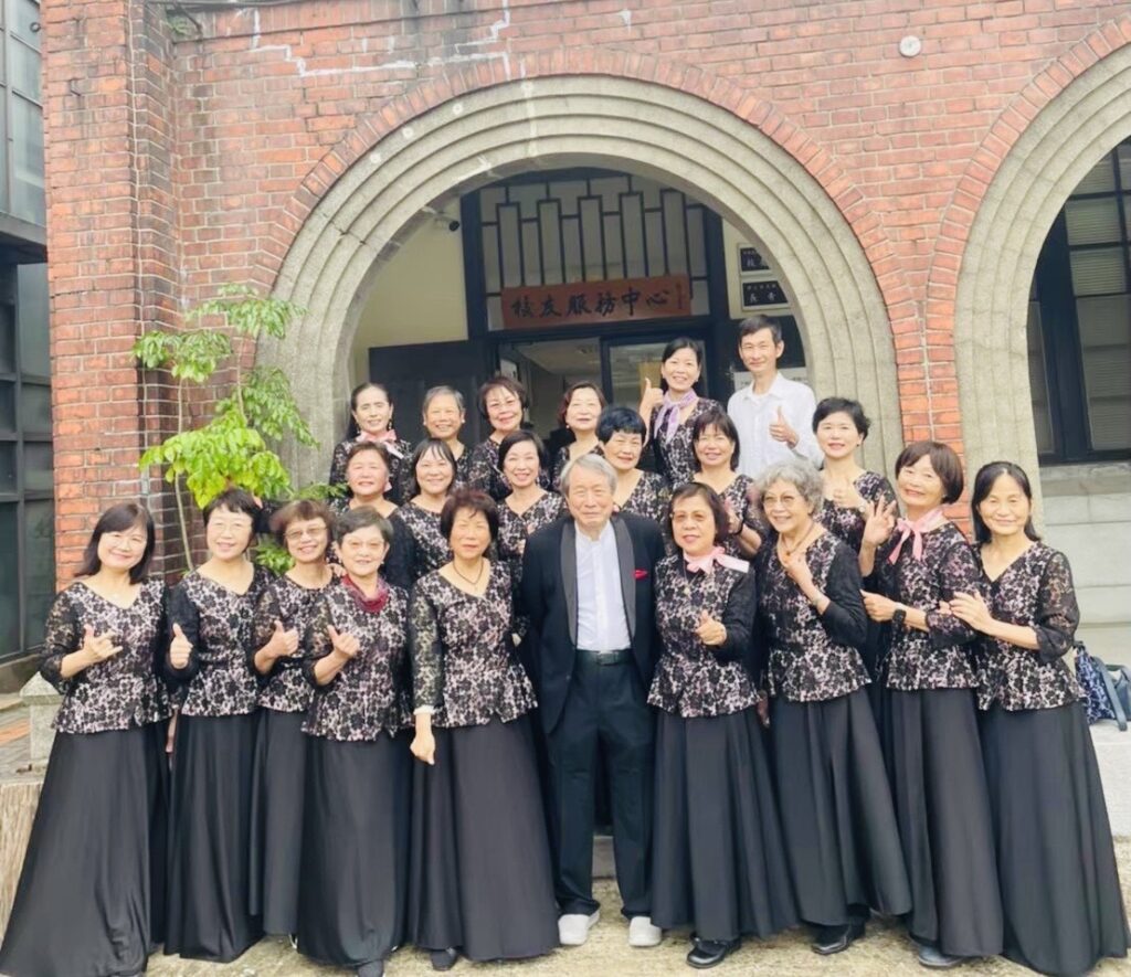 國北教大130週年校慶舉行點燈祈福 15米聖誕樹亮相 簡文秀領唱〈平安夜〉增添溫馨氛圍 6 S 31465646 1024x885 1