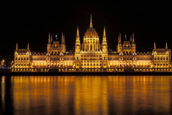 多瑙河畔金光閃耀，夜色中的布達佩斯皇宮典雅又迷人。圖／開元周遊提供