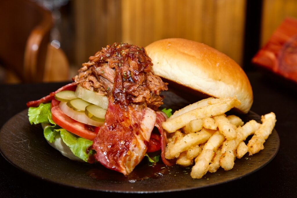 ABV 美式餐酒館推出「密蘇里主題菜單」八道經典風味重現美式煙燻靈魂 11 %E7%89%B9%E8%89%B2%E5%AF%86%E8%98%87%E9%87%8C%E7%85%99%E7%87%BB%E6%89%8B%E6%92%95%E8%B1%AC%E8%82%89%E6%BC%A2%E5%A0%A11 1024x683 1