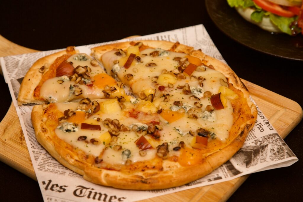 ABV 美式餐酒館推出「密蘇里主題菜單」八道經典風味重現美式煙燻靈魂 12 %E8%81%96%E8%B7%AF%E6%98%93%E9%A2%A8%E7%B6%9C%E5%90%88%E8%B5%B7%E5%8F%B8%E5%A0%85%E6%9E%9C%E6%8A%AB%E8%96%A9 1024x683 1