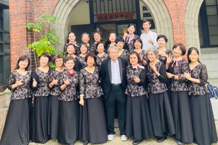 校友及音樂系合唱團齊唱校歌，並邀請所有來賓共同高唱〈平安夜〉。圖/取自億光文教基金會提供