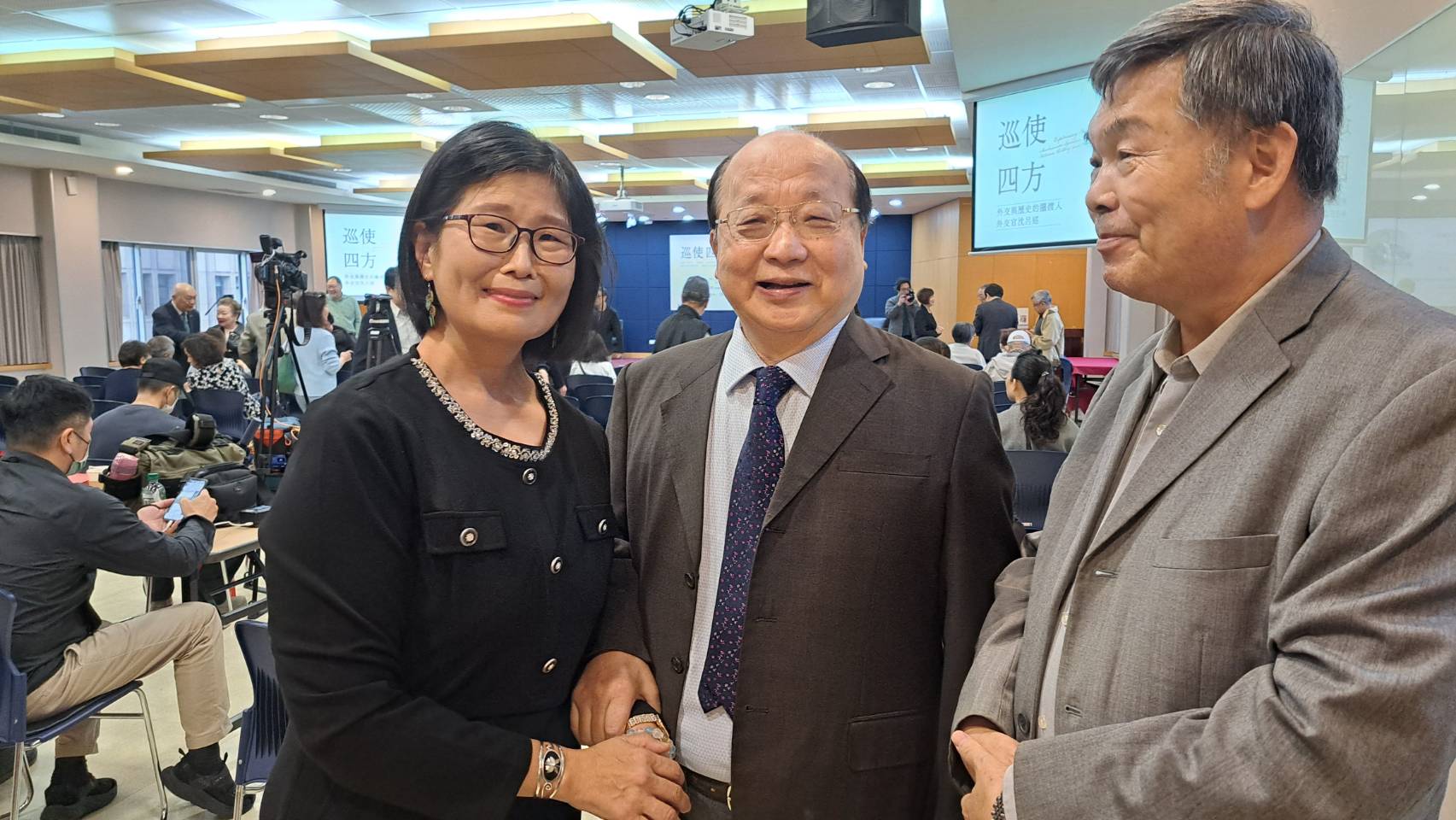 《巡使四方》作者謝幸吟(左)18日與前外長胡志強(中)相見歡。圖/記者宋秉忠攝