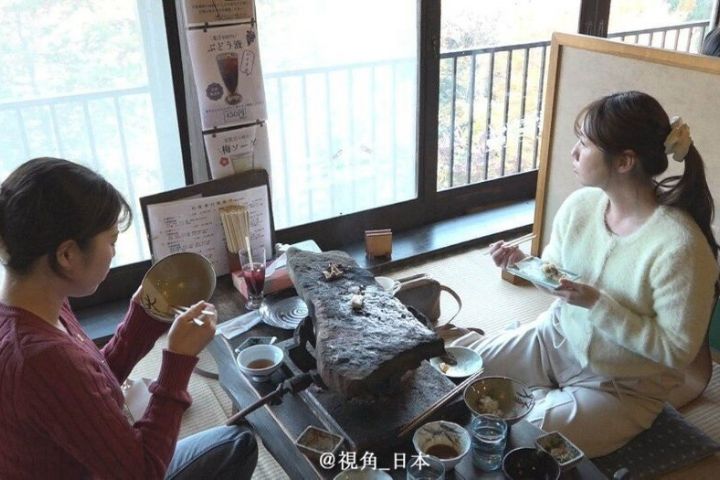 「石器烤肉套餐」，包含熊肉、野豬、鹿肉與川魚、山野菜，被許多饕客形容為「整座山的恩惠一次端上桌」。圖/取自視角＿日本微博