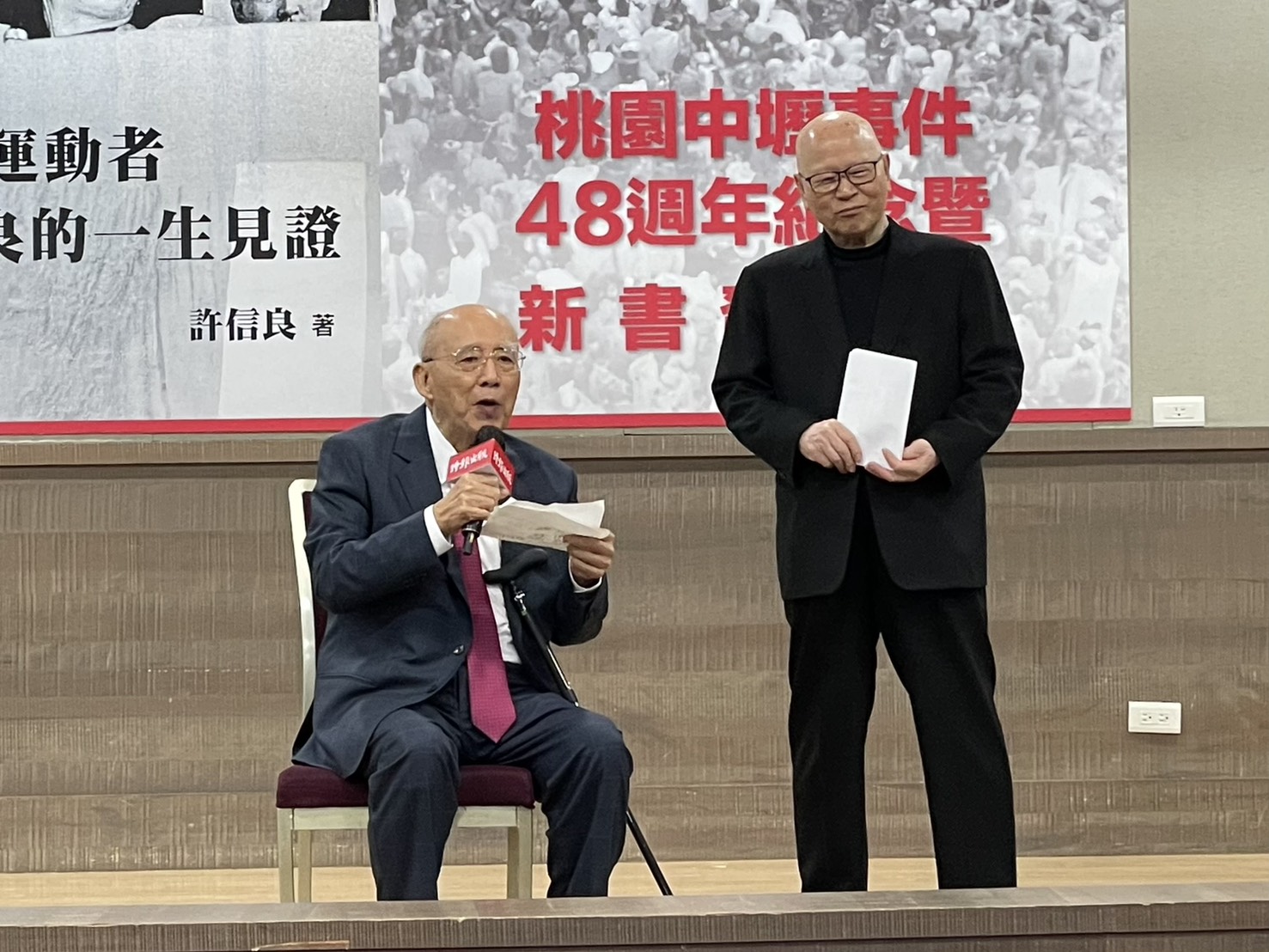 國民黨前主席吳伯雄(左)19日稱讚民進黨前主席許信良(右)，心存善念，讓人無法對他產生仇恨感。圖/記者梁鴻欣攝