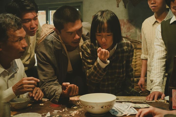 柯煒林（左二）與方郁婷（右二）主演的《大濛》獲11項提名問鼎金馬獎。圖/牽猴子提供