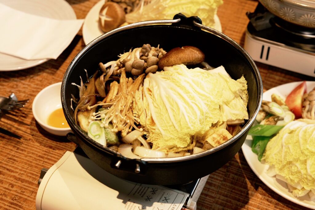 %E6%97%A5%E6%9C%AC%E7%A7%8B%E7%94%B0%E7%89%9B%E8%82%8B%E7%9C%BC%E7%B4%90%E7%B4%84%E5%AE%A2%E8%82%89%E5%93%812%E9%81%B81%E5%A3%BD%E5%96%9C%E7%87%92%E5%A5%97%E9%A4%90 1024x683 1